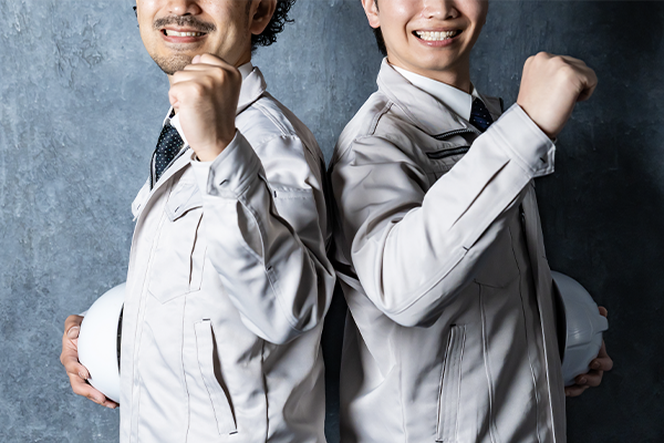 入社直後から先輩が横に付いて指導